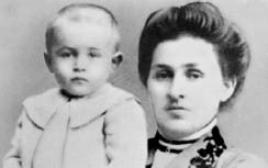 Вера Николаевна Абациева (мать писателя) с сыном. Около 1905 г.