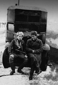 Командир батареи А.Солженицын и командир артиллерийского разведдивизиона Е.Пшеченко (февраль 1943)