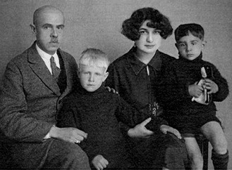 Сергей Виссарионович и Наталья Николаевна Чиркины с сыновьями