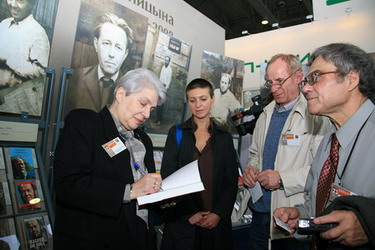 Н.Д.Солженицына подписывает книги А.И.Солженицына