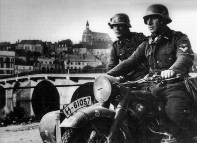 Немецкие мотоциклисты на улицах Парижа. 1940