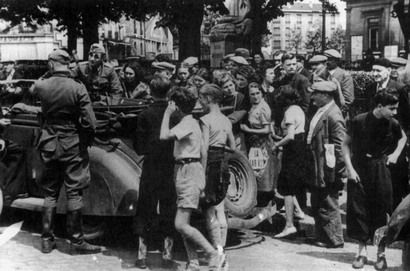 Жители французской столицы у немецких автомобилей. 1940