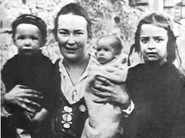 Елизавета Юрьевна Скобцова с детьми