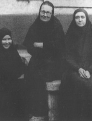 Мать Мария (в центре), мать Евдокия (справа), мать Любовь (слева)